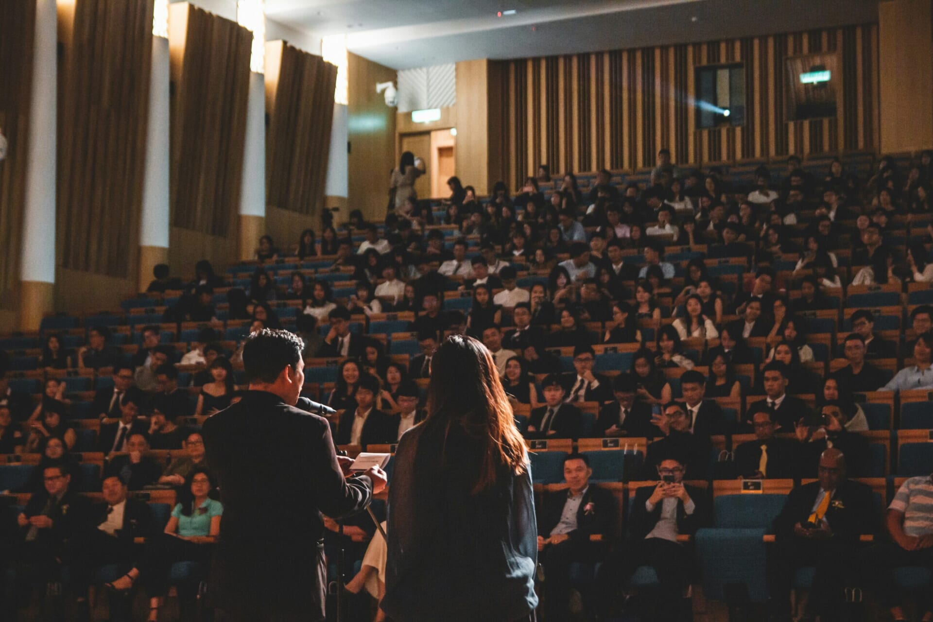 会場での講演をオンラインに配信している様子